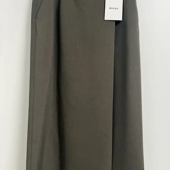 [새상품] 모한 TOF MID-LENGTH WRAP SKIRT(카키S)