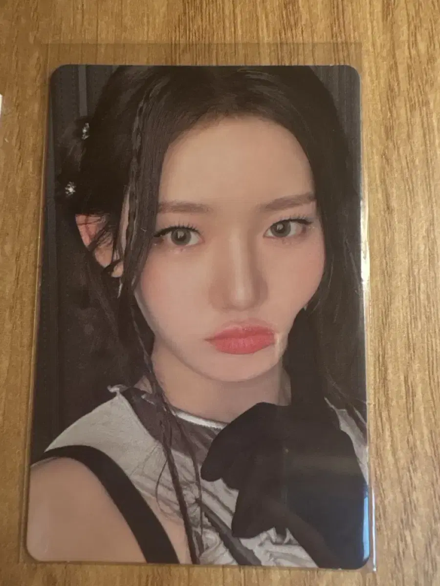 BabyMonster Laura photocard sells