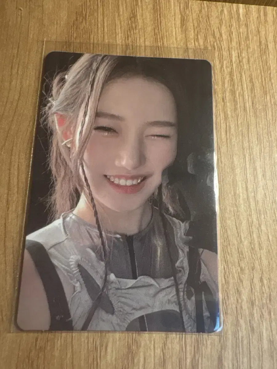 BabyMonster Laura photocard sells