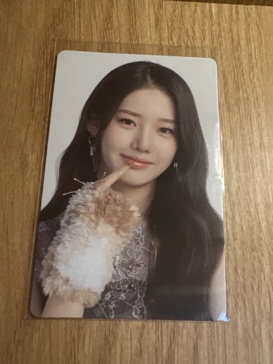 BabyMonster Laura photocard sells