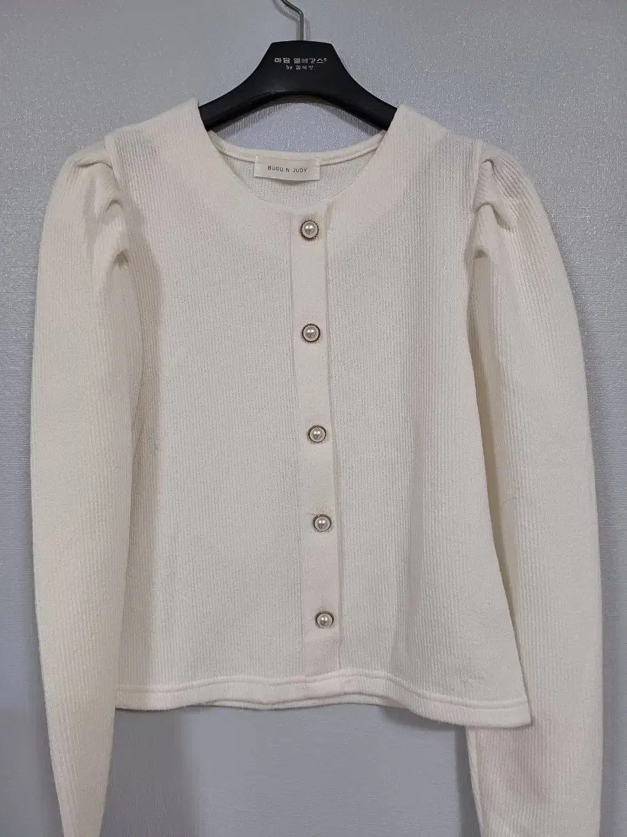 Pearl Button Puff-Shoulder Long Sleeve Tee (55-66)