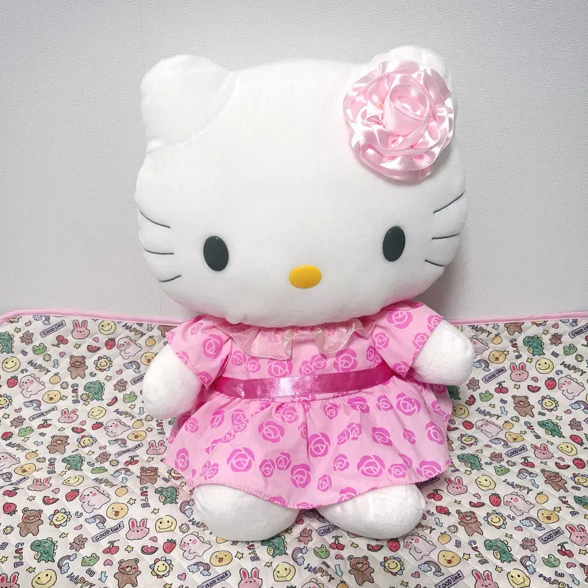 Sell classic Hello Kitty pink dolls.