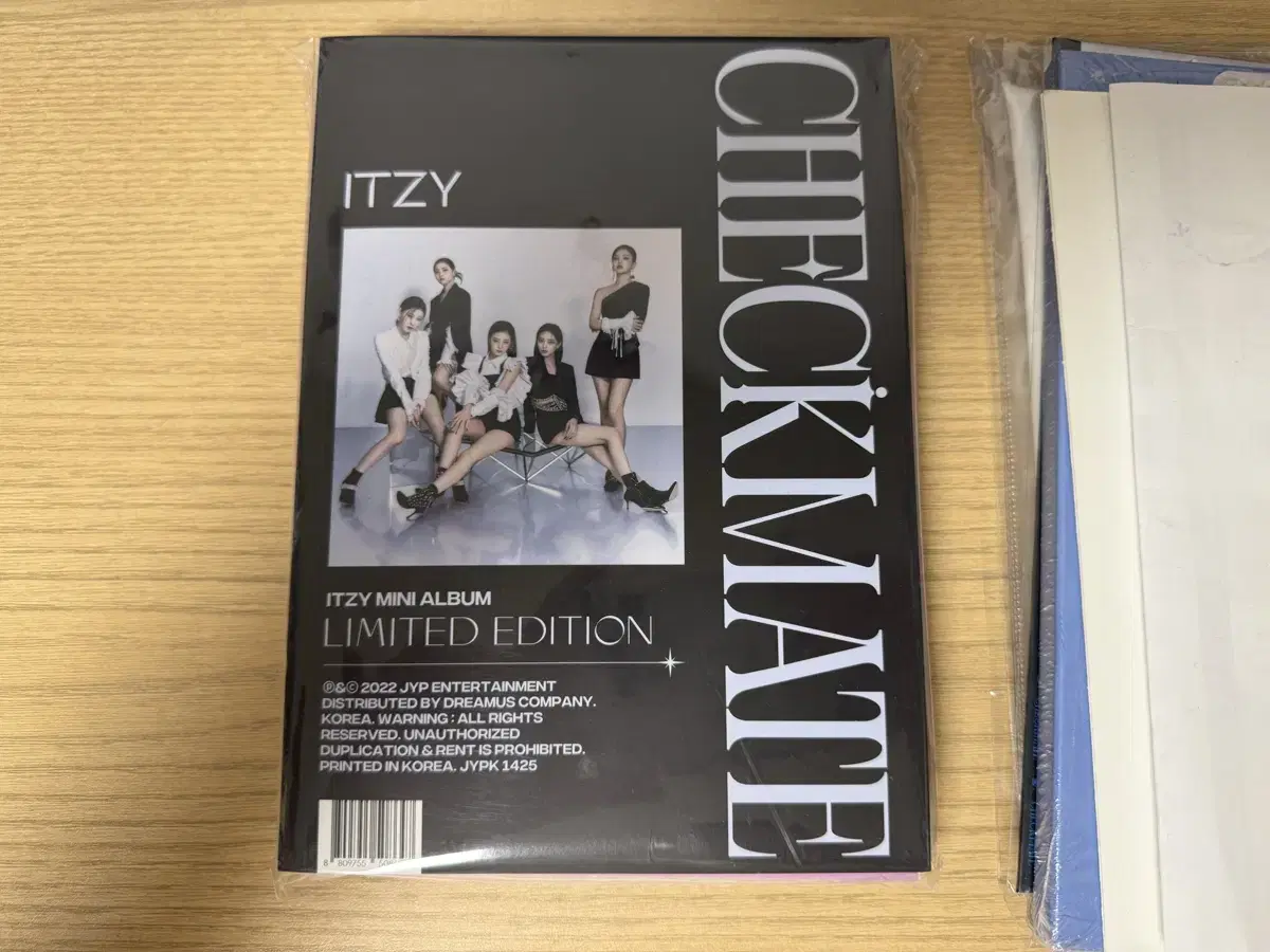 Itzy Checkmate Limited Edition limited edition selling pre-order benefits with photocard.