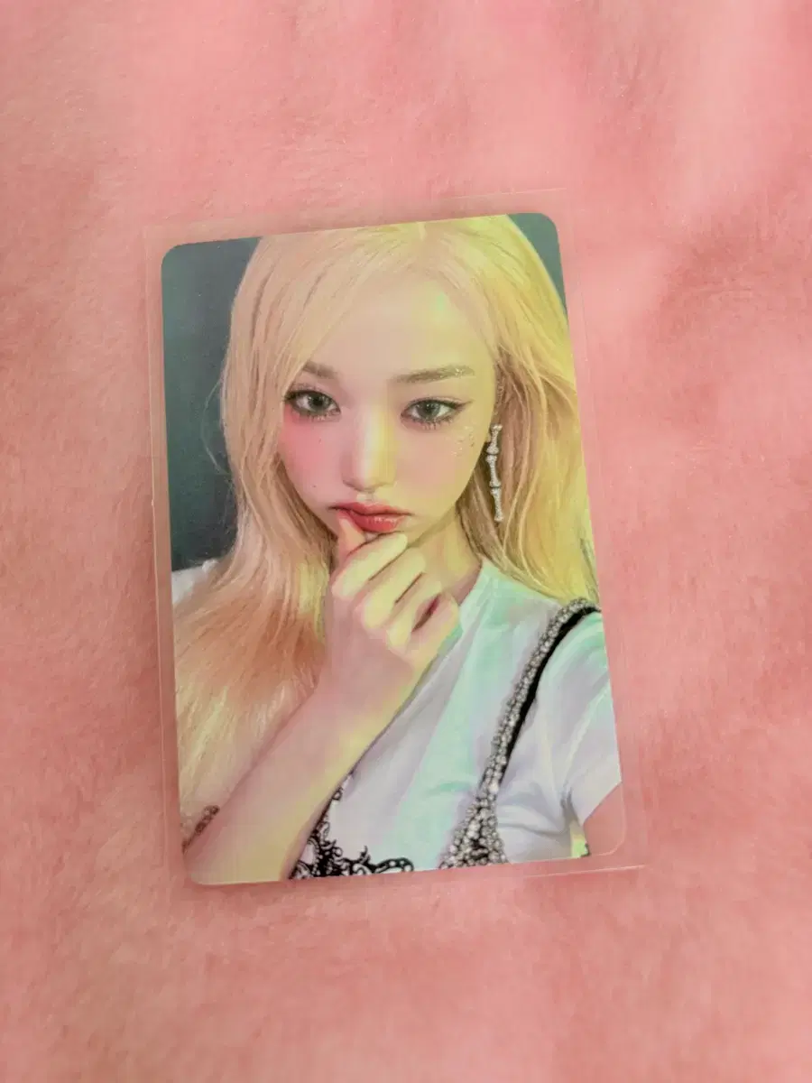 ive jang wonyoung with muu photocard