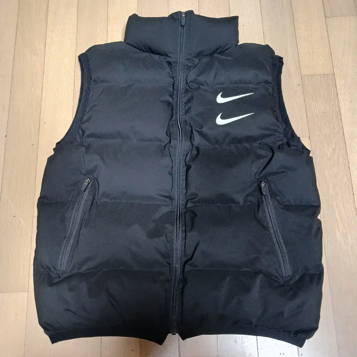 I'm selling a Nike swoosh padded vest size M95-100.