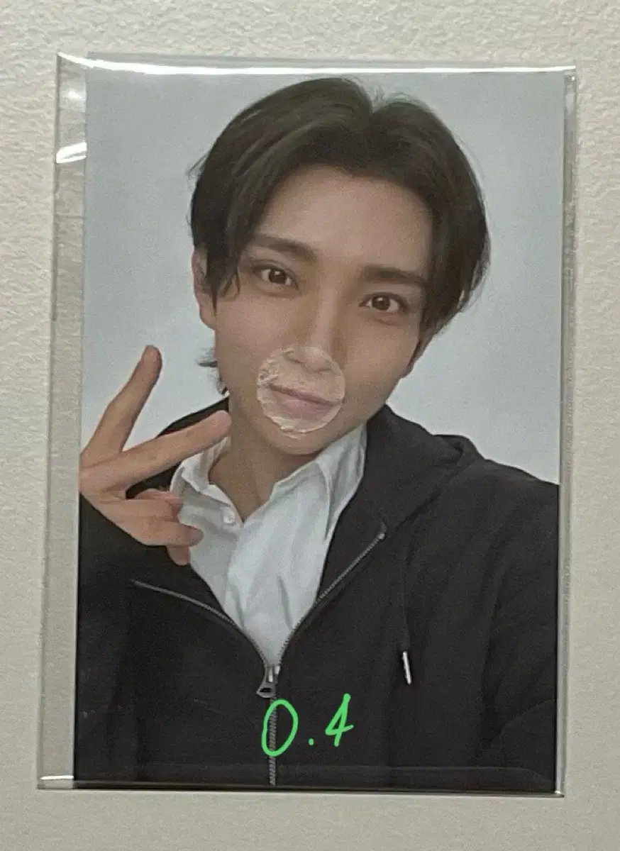 Joshua's 8th anniversary earrings photocard I'm giving them away.