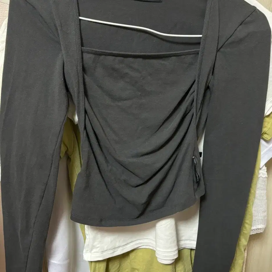 [강혜원 착용] 므넴_볼레로 shirring top (charcoal)