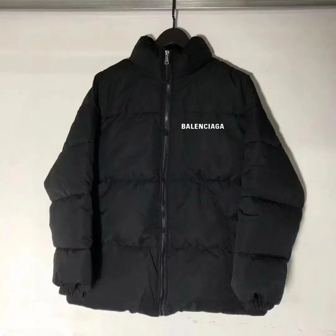 Balenciaga벌렌시아가 빅 로고 루즈핏 패딩 빵 점퍼