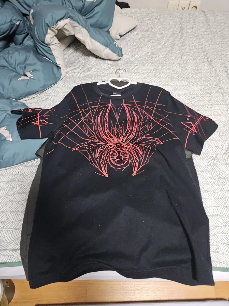 Spider Graphic Tee (like new)