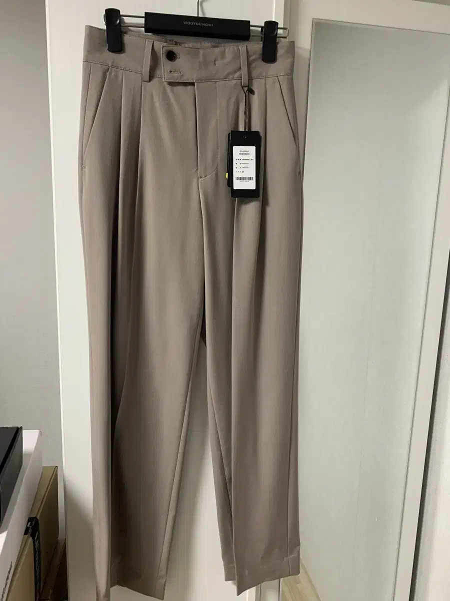 Plain double button-to-tuck wide-leg slacks27 sizes2 colors. Sell in Bulk