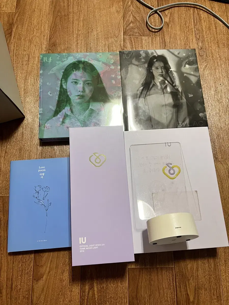 IU 3rd MD, Lilac album 2 types, Love for M, lightstick Sell in bulk