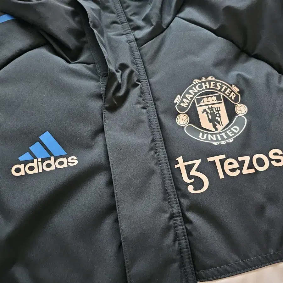 22/23 Manchester United bench coat