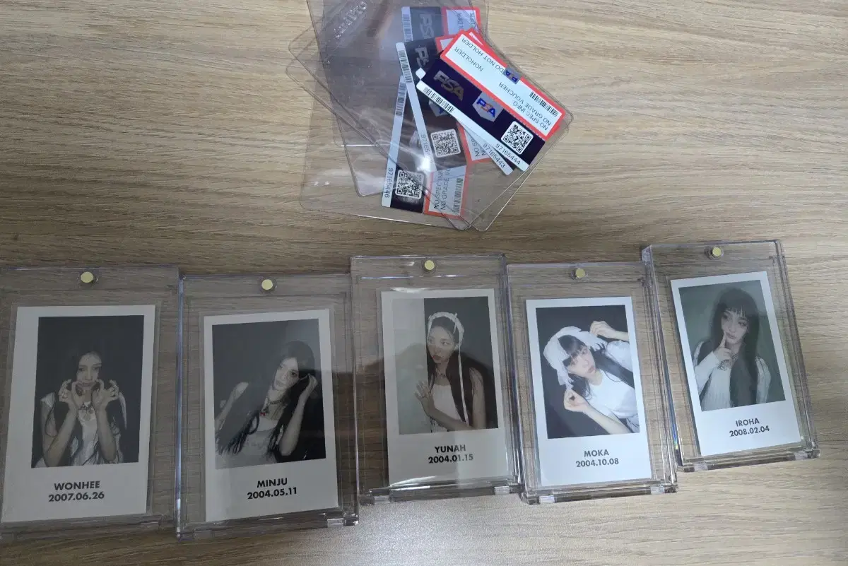 Eyelet showcase sells photo cards in bulk, 1 set