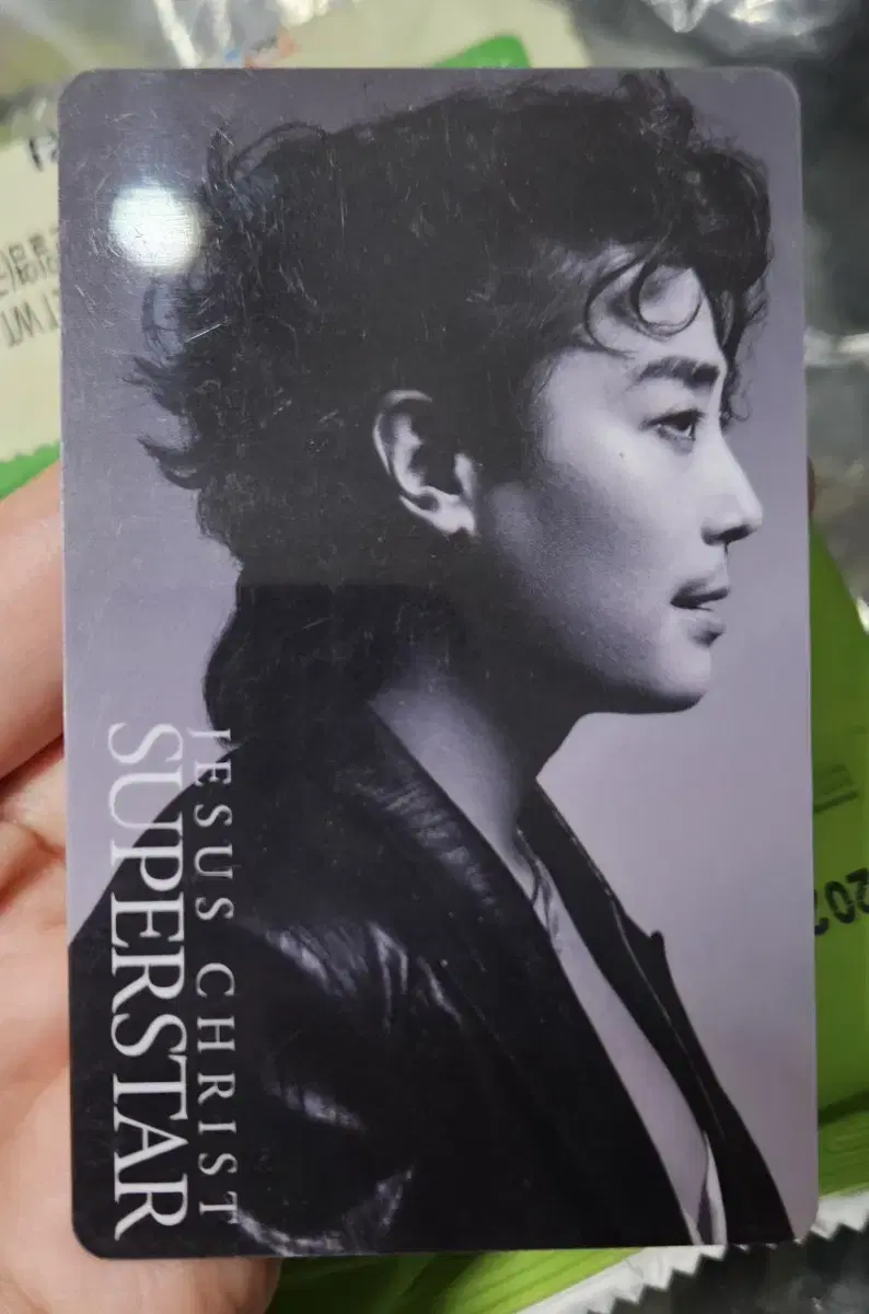 Jikshu Han sells actor photocard 