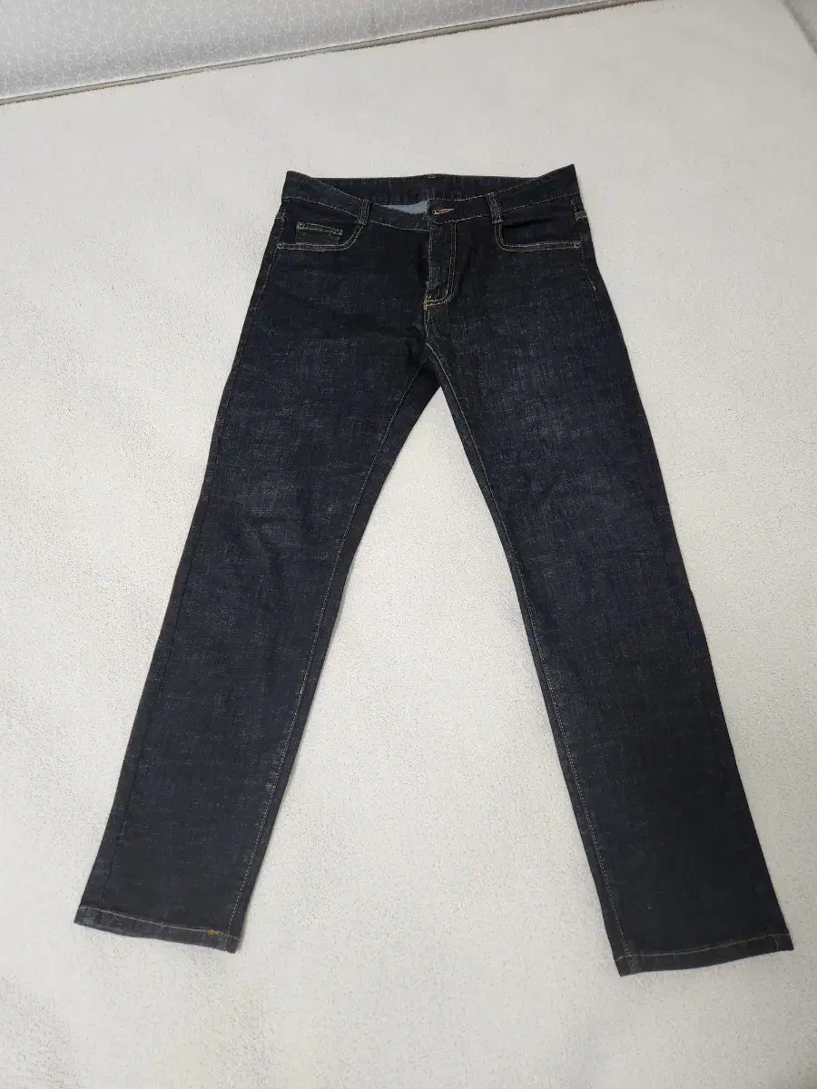 I sell men's black jeans@.