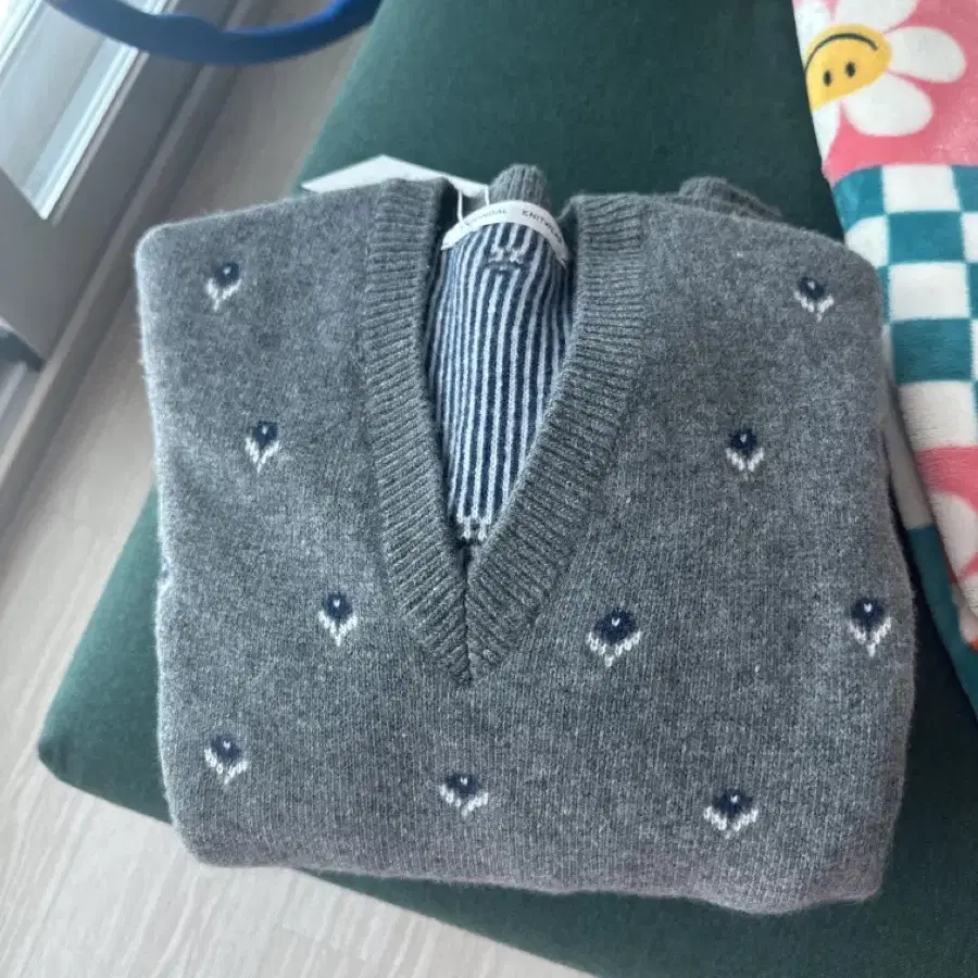 문달  Jardin V-neck Knit in Gray