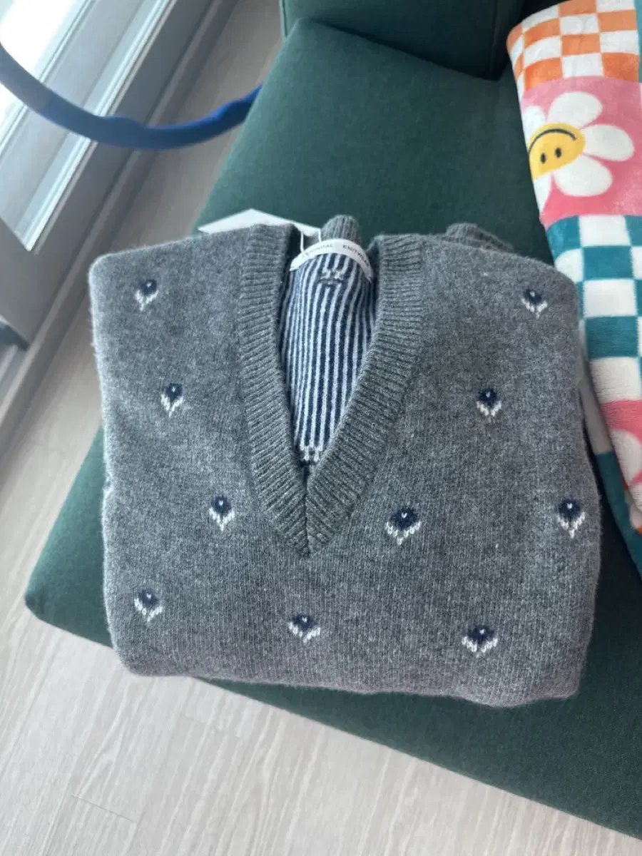 문달  Jardin V-neck Knit in Gray