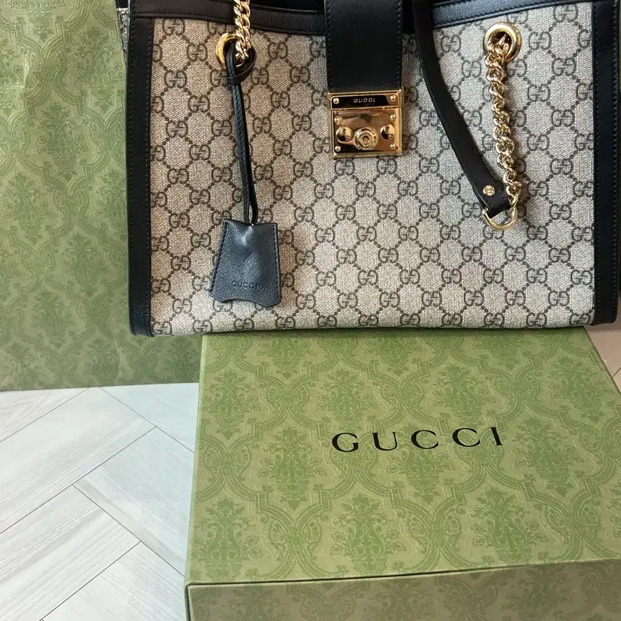 GUCCI 구찌 [PADLOCK] 미디엄 숄더백