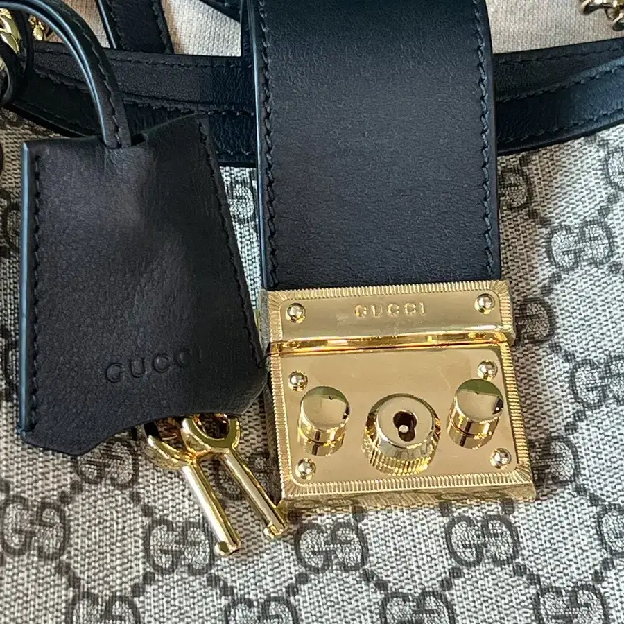 GUCCI 구찌 [PADLOCK] 미디엄 숄더백