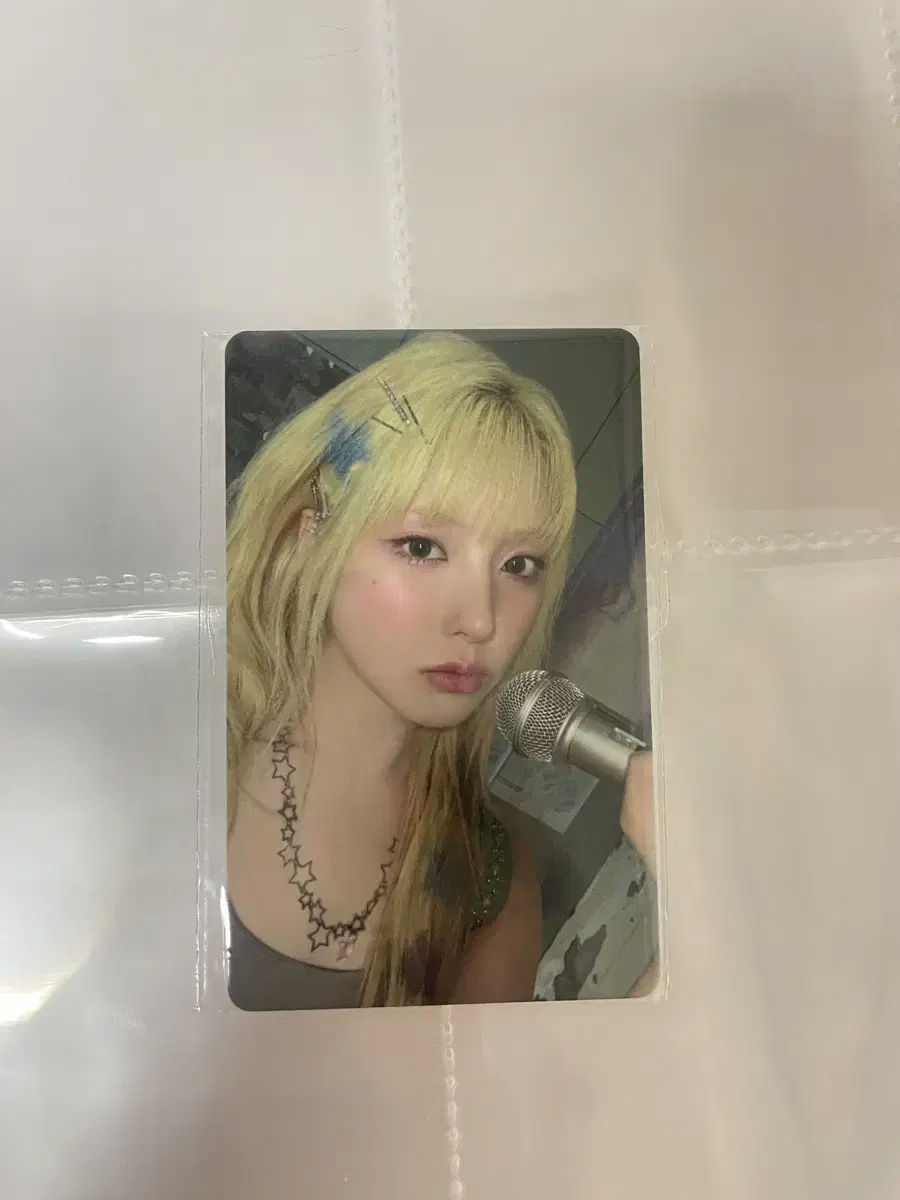 NMIXX jiwoo TheHyundai pre-order benefit Sells photocards, holy water photocards in bulk