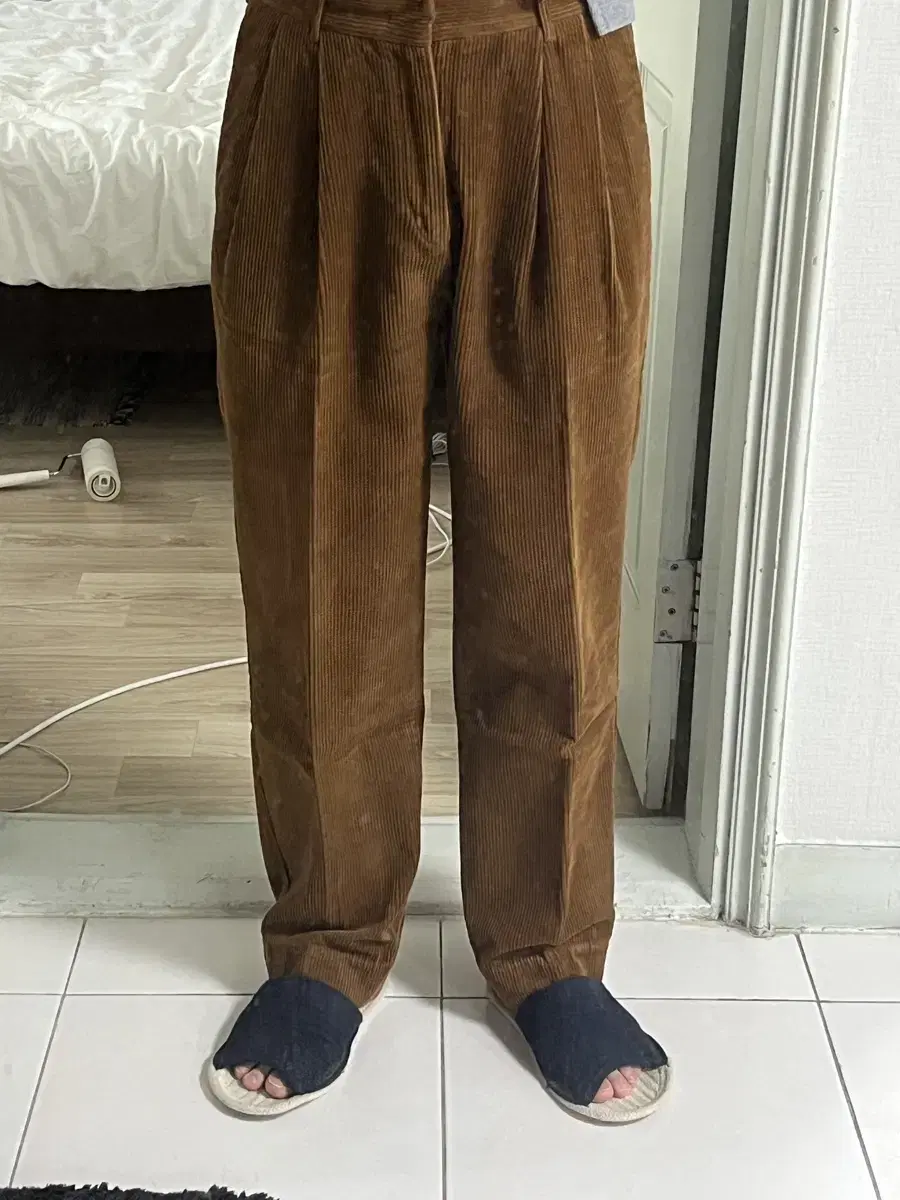 Non-slouchy corduroy tuck pants waist30