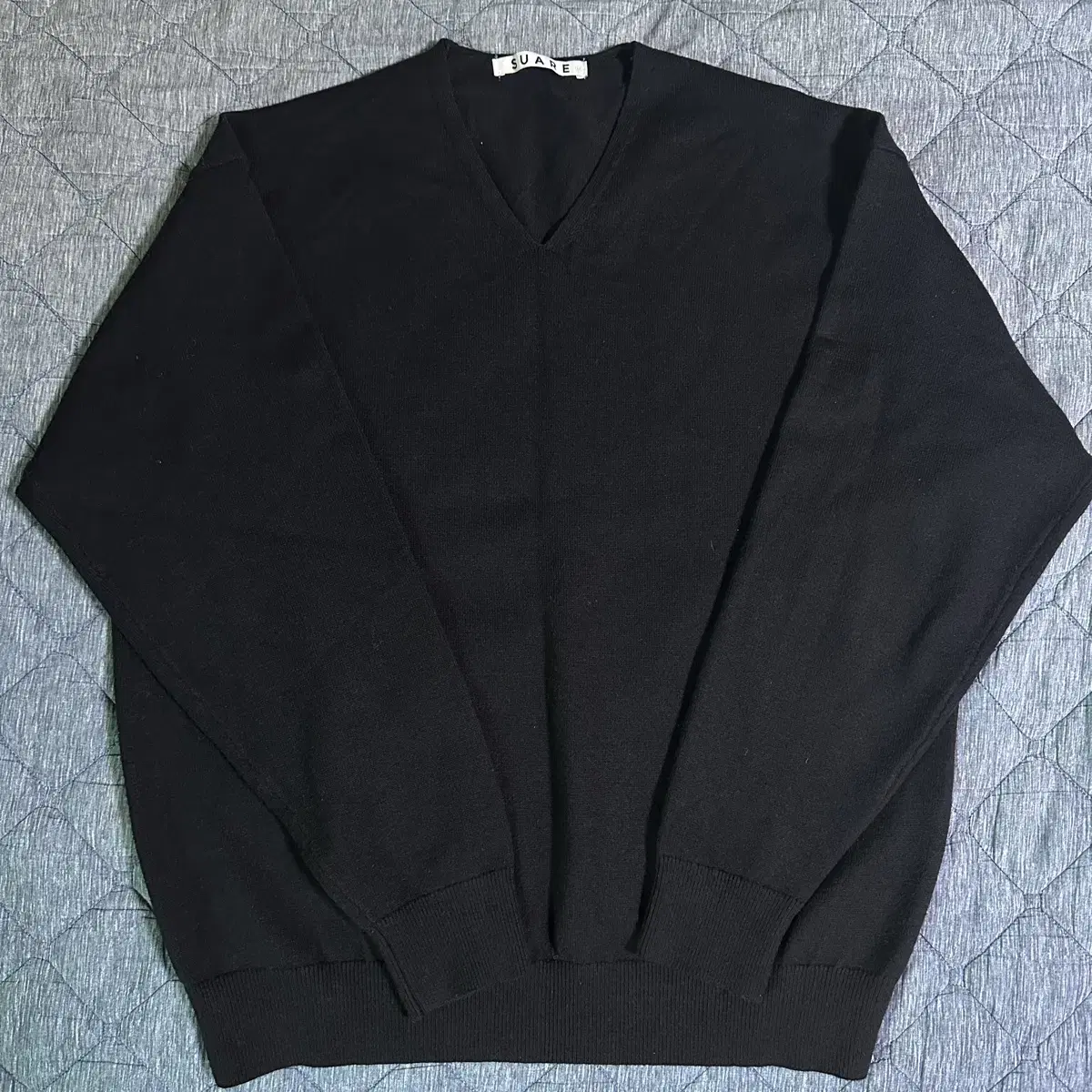 Sua Essential V-Neck Knit Black