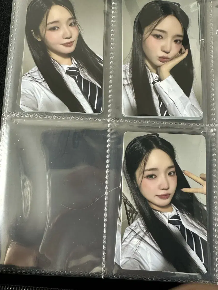 Fromis 9 roh jisun sells Momentica photo cards.