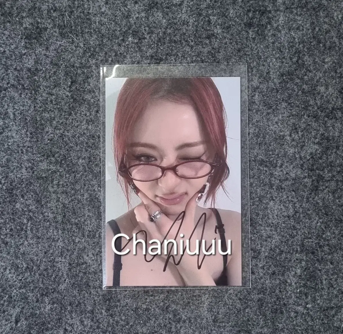 le sserafim huh yunjin sign photocard