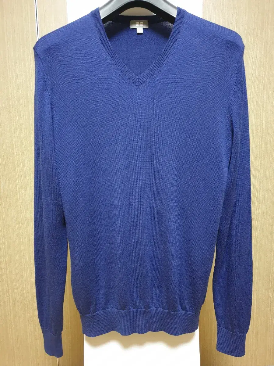 Uniqlo Knit V-neck M