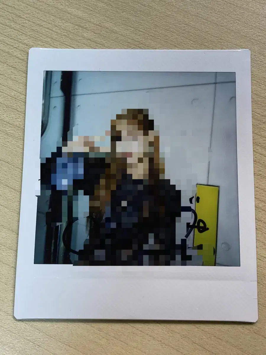 chuu sign polaroid