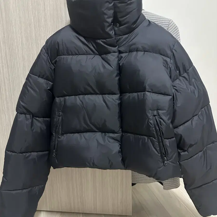 ALO 알로 숏패딩 (gold rush puffer) 블랙 S 판매합니다