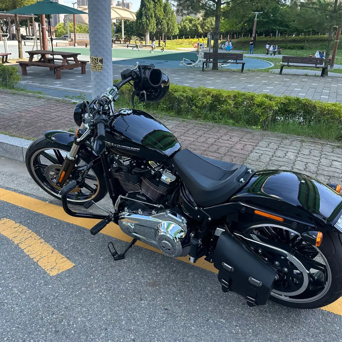 21년식 브레이크아웃  4000km 판매합니다. 할리데이비슨