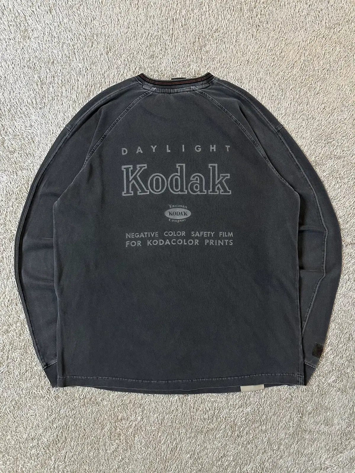 [L] 코닥 KODAK 코다컬러 피그먼트 긴팔 티셔츠 차콜