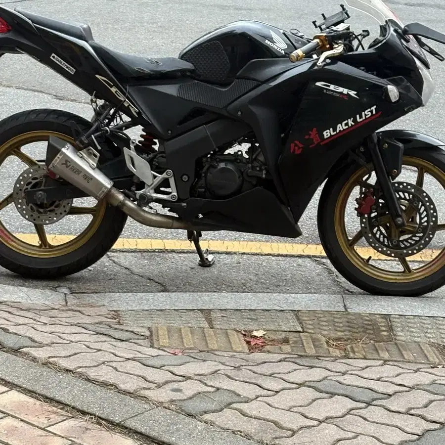 아크라 배기 cbr125 1만km때 싸게 팝니다 대차 다봄