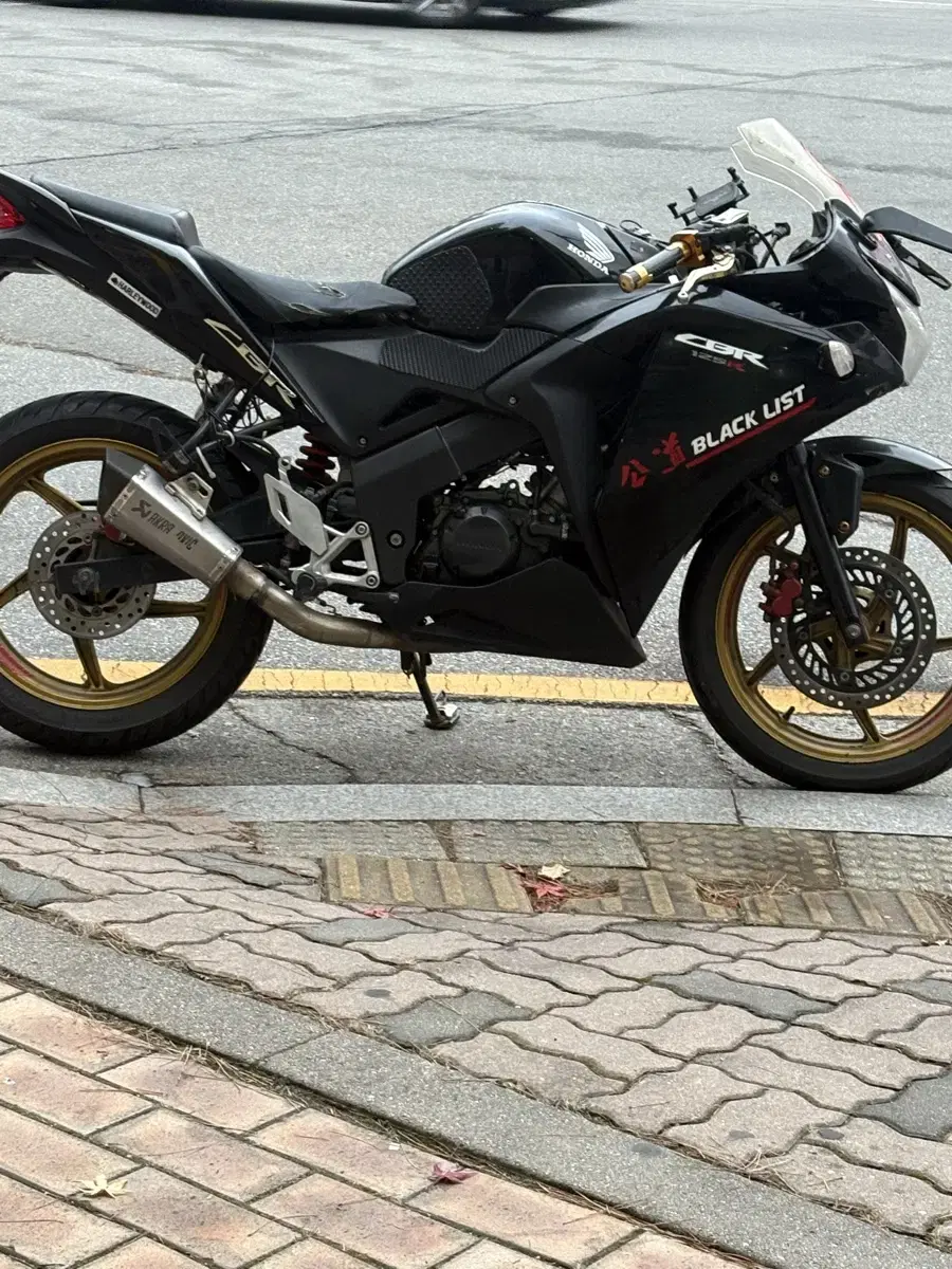 아크라 배기 cbr125 1만km때 싸게 팝니다 대차 다봄