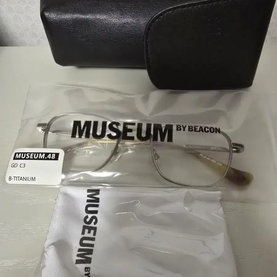 뮤지엄안경 MUSEUM48 C3골드컬러 원빈착용 미사용품