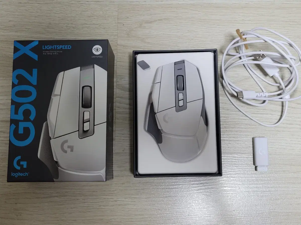 로지텍 G502 X LightSpeed 화이트(거의 새거) 판매합니다.