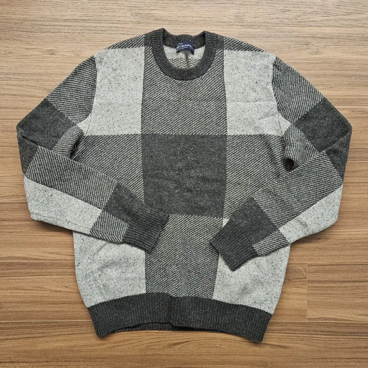 Sells a gap size M knit.