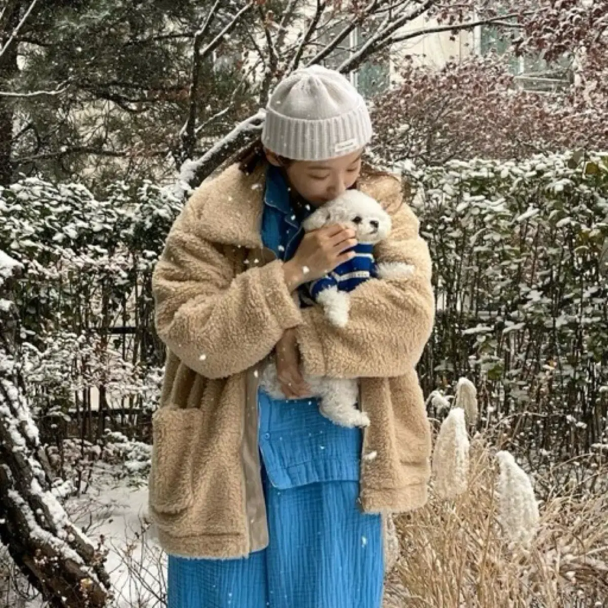 아비에무아 강민경 뽀글이 후리스 자켓 팝니다