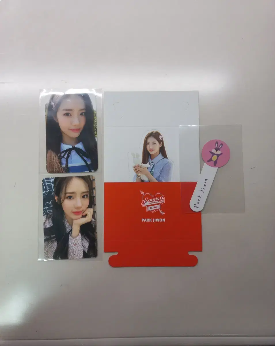 Fromis 9 sells a set of park jiwon.