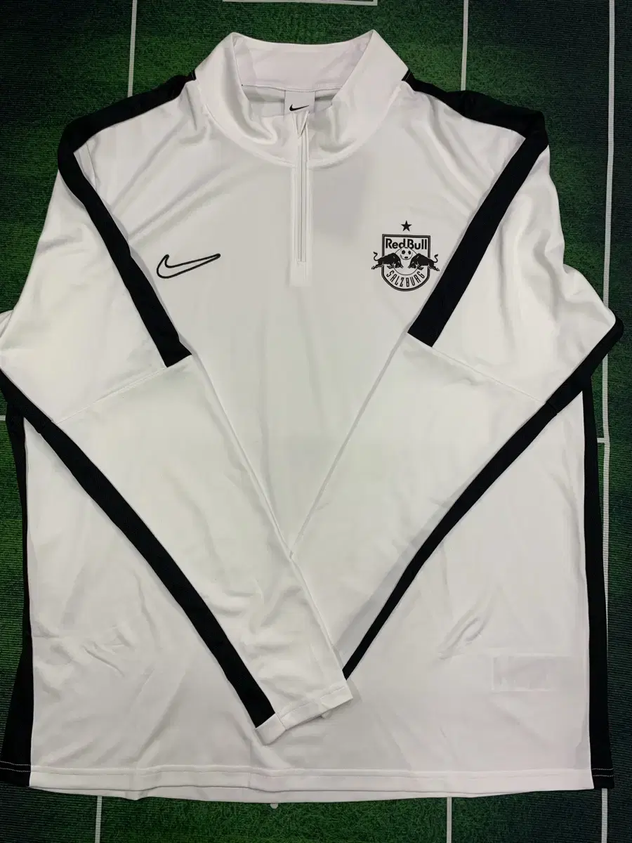 Hwang Heechan, Salzburg, Holland, sells training top.