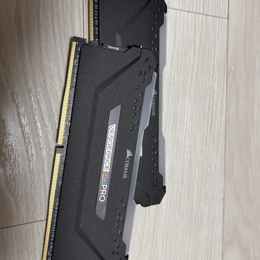 커세어 벤젠스 RGB Pro DDR4 32G(16x2) 팝니다.