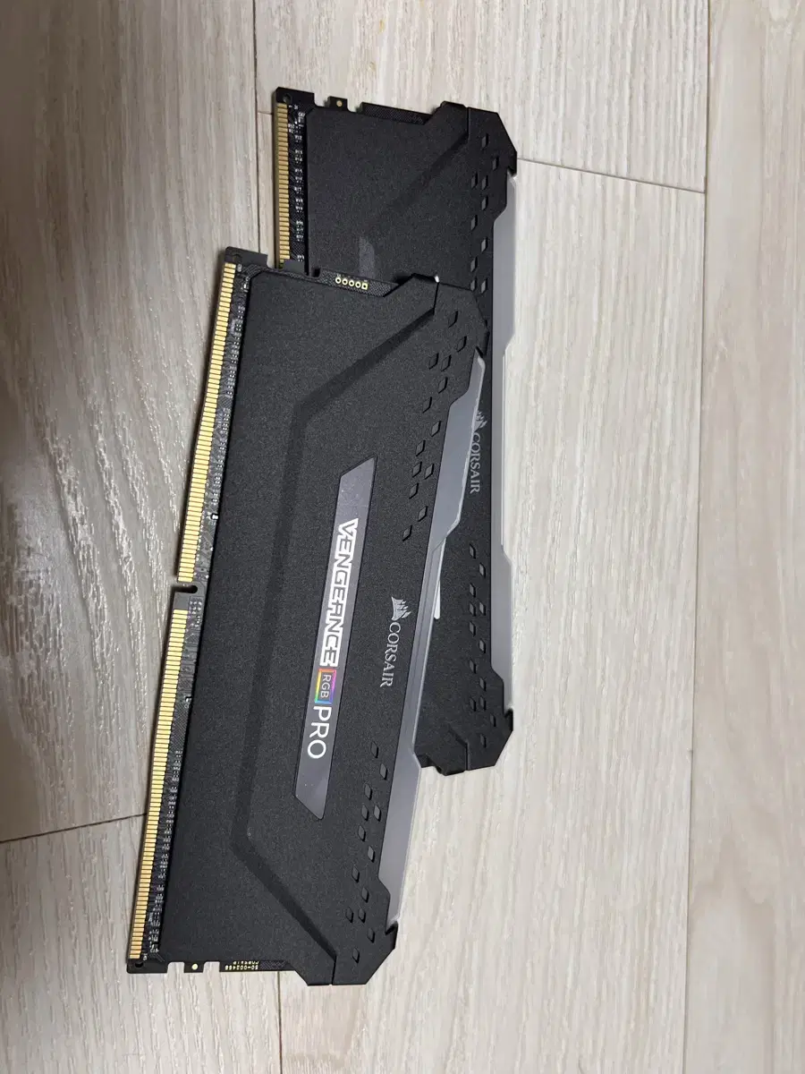 커세어 벤젠스 RGB Pro DDR4 32G(16x2) 팝니다.