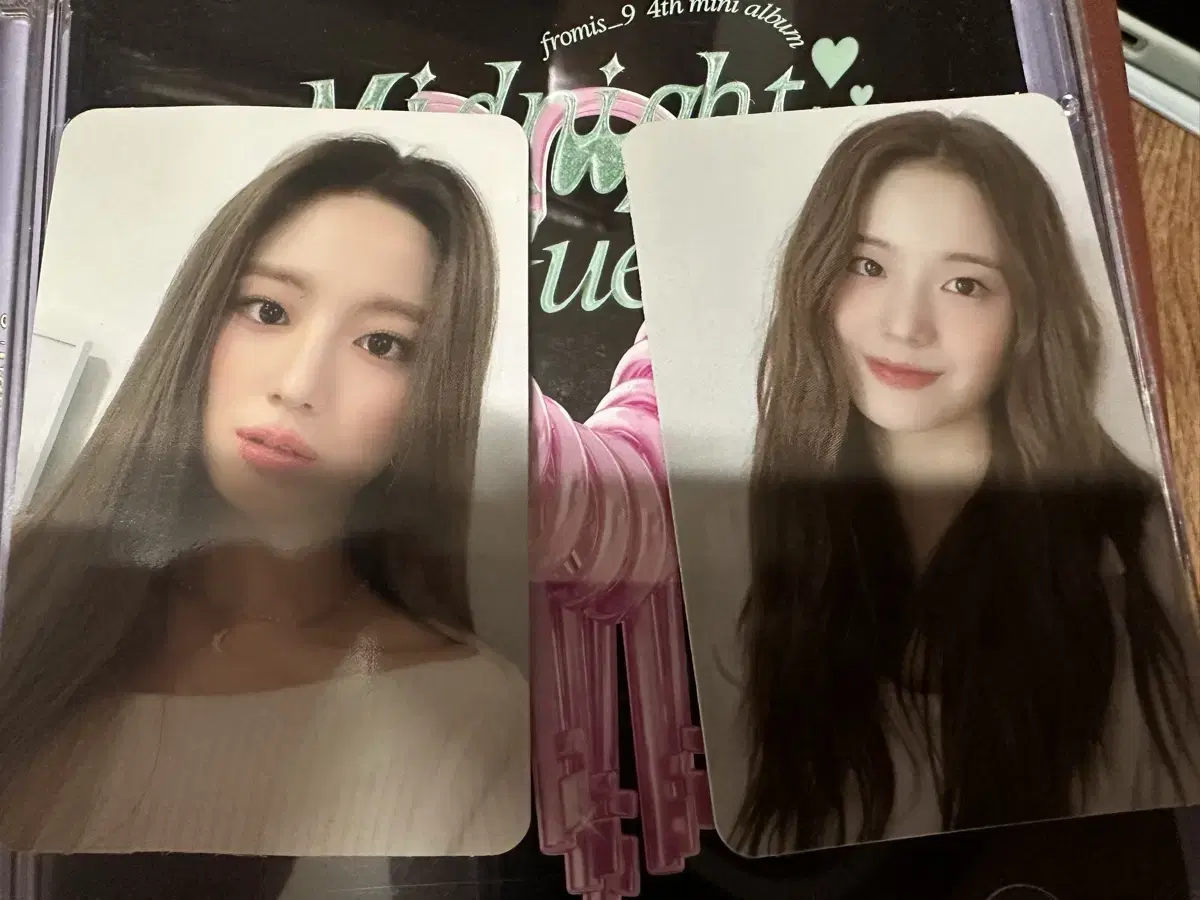 Fromis 9 jang gyuri sells photocards in bulk.