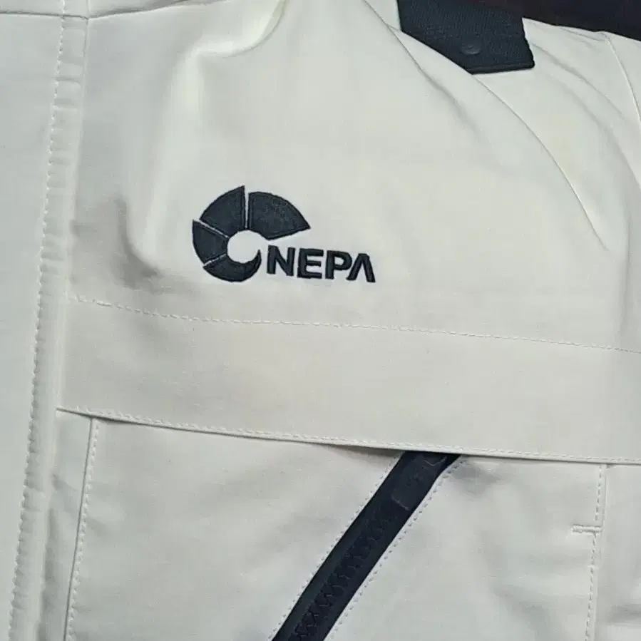 NEPA EXPLORER 패딩 팔아요