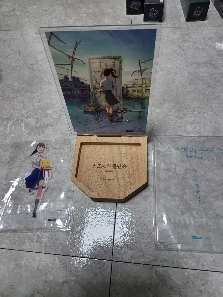 Suzume's doorstop goods (mood lamps, lenticular kards, dioramas, etc.)