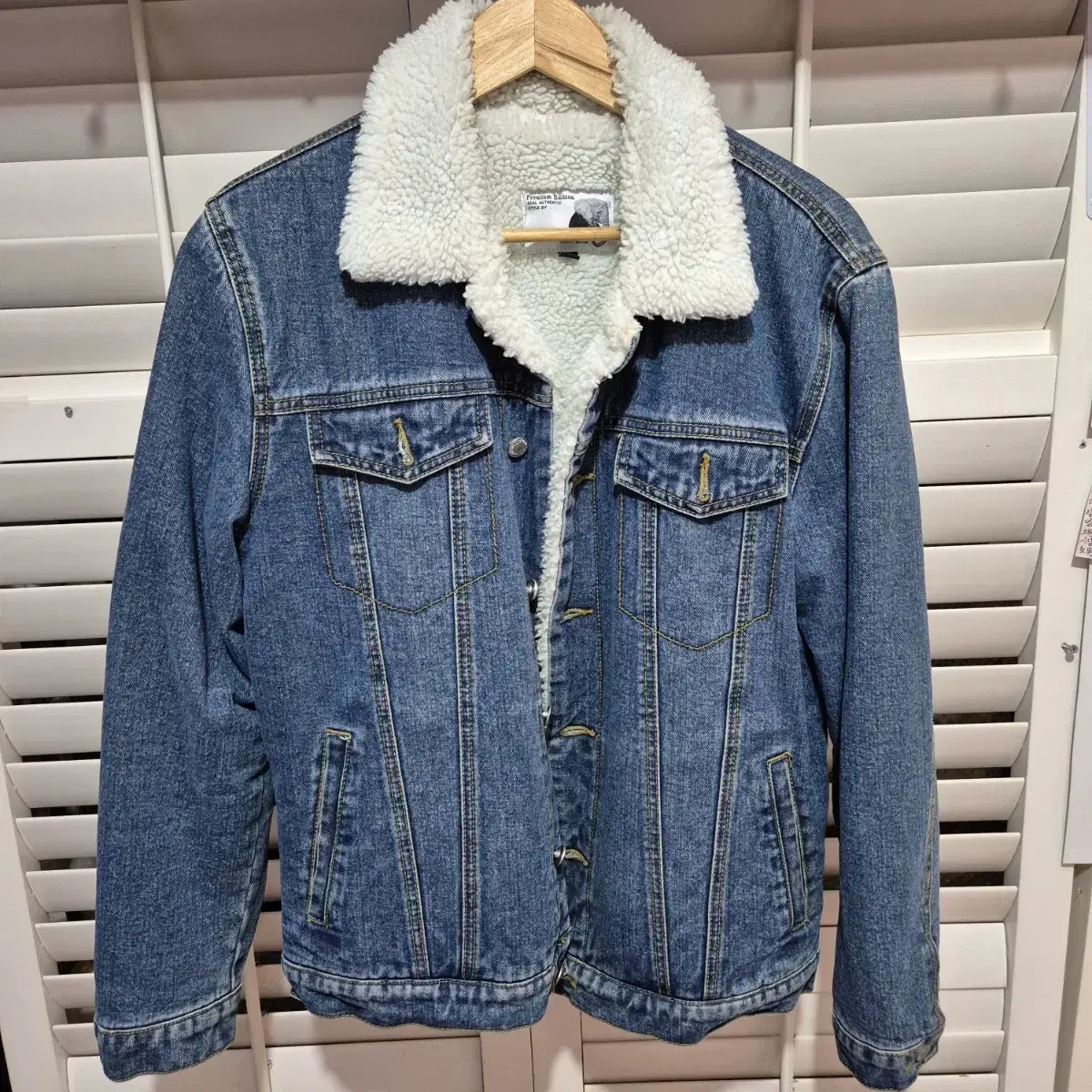 High-quality fleece jean jacket (a little dye on the inner fleece, etc.) Other S-grade