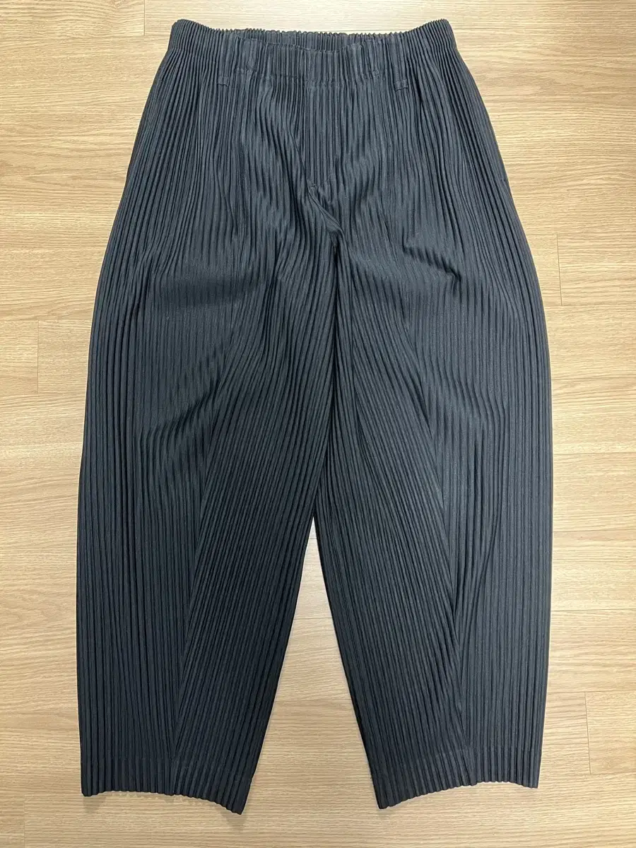 Homme Plissé Wide Tapered Trousers Black 2 sizes