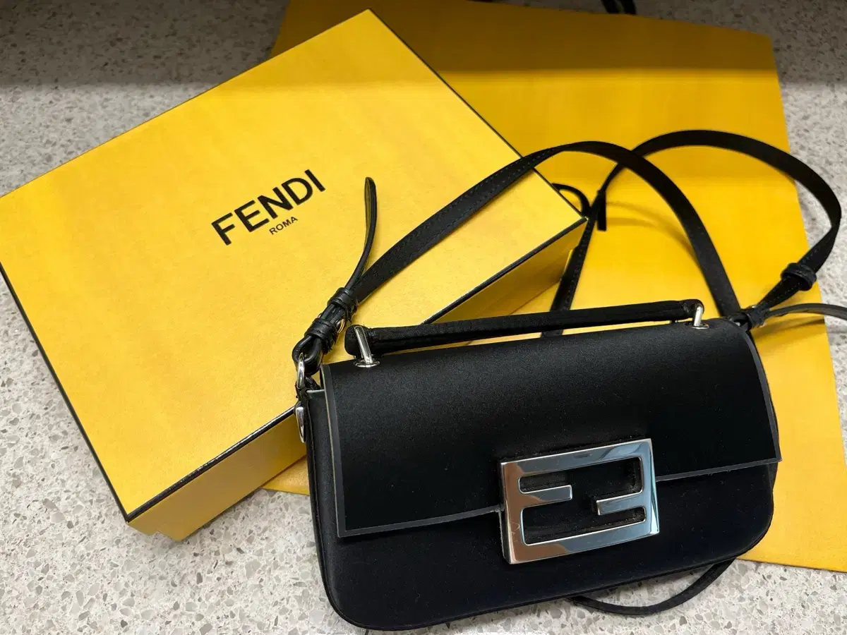 FENDI 바게트 폰 파우치 백