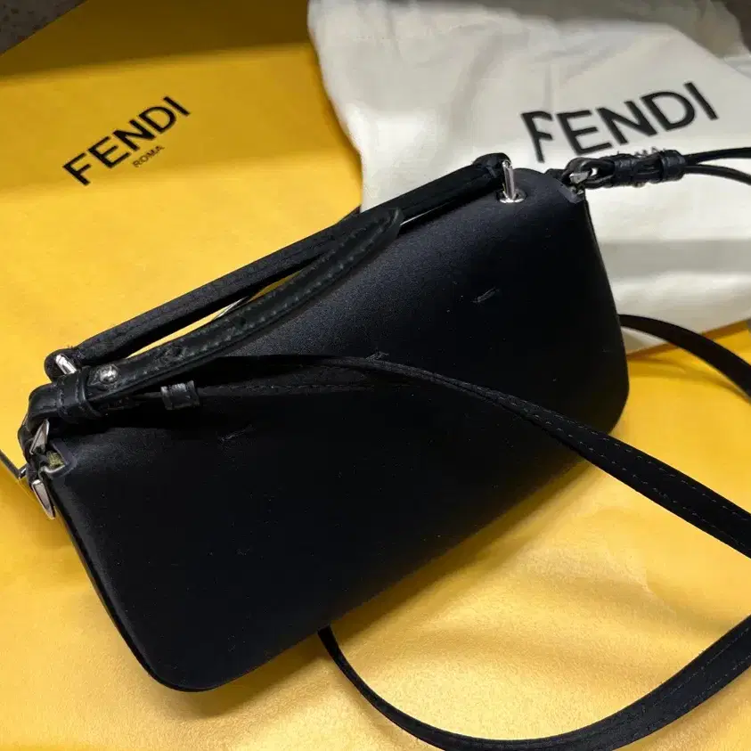 FENDI 바게트 폰 파우치 백